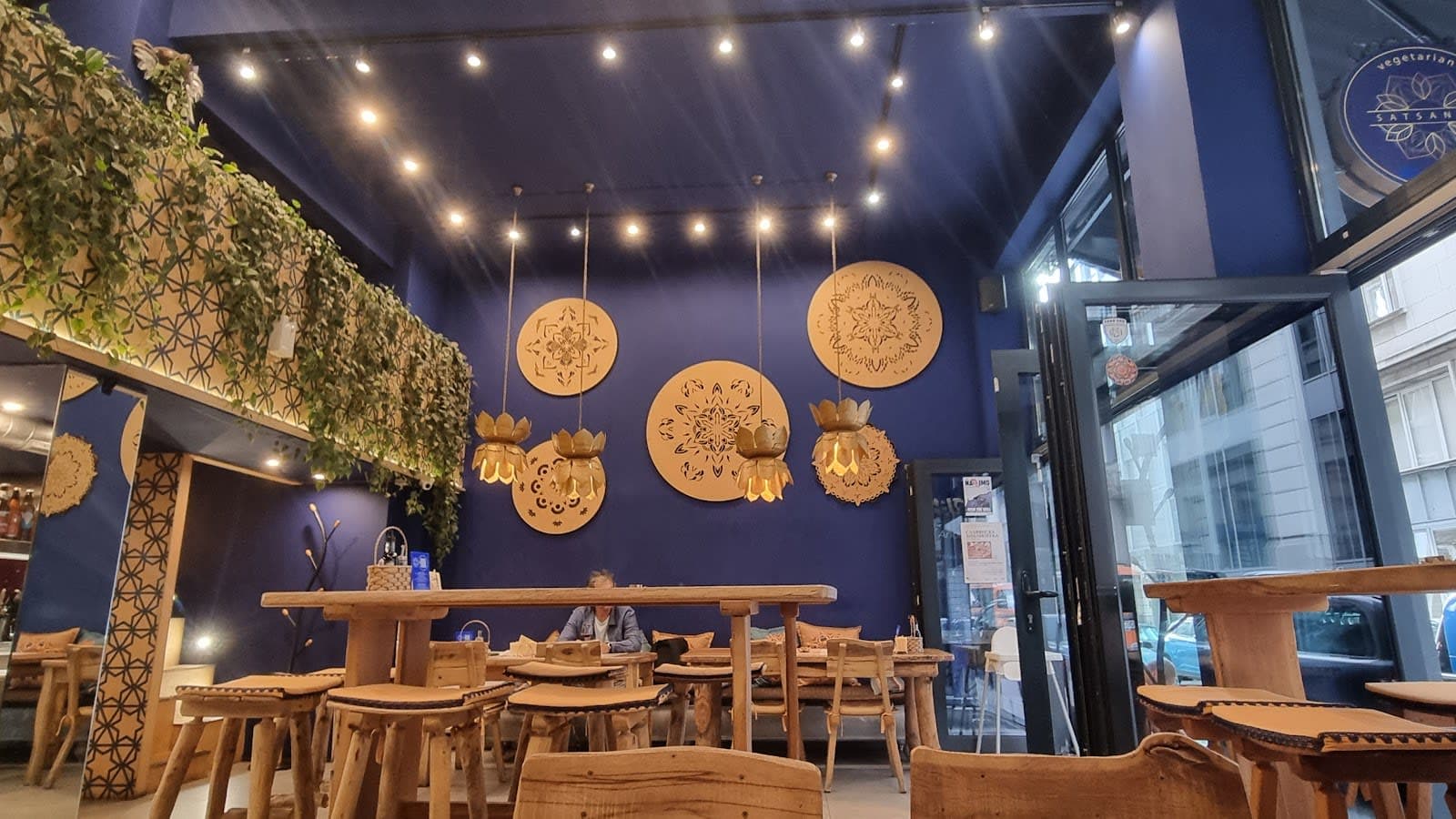 SATSANGA Vegetarian Restaurant 4